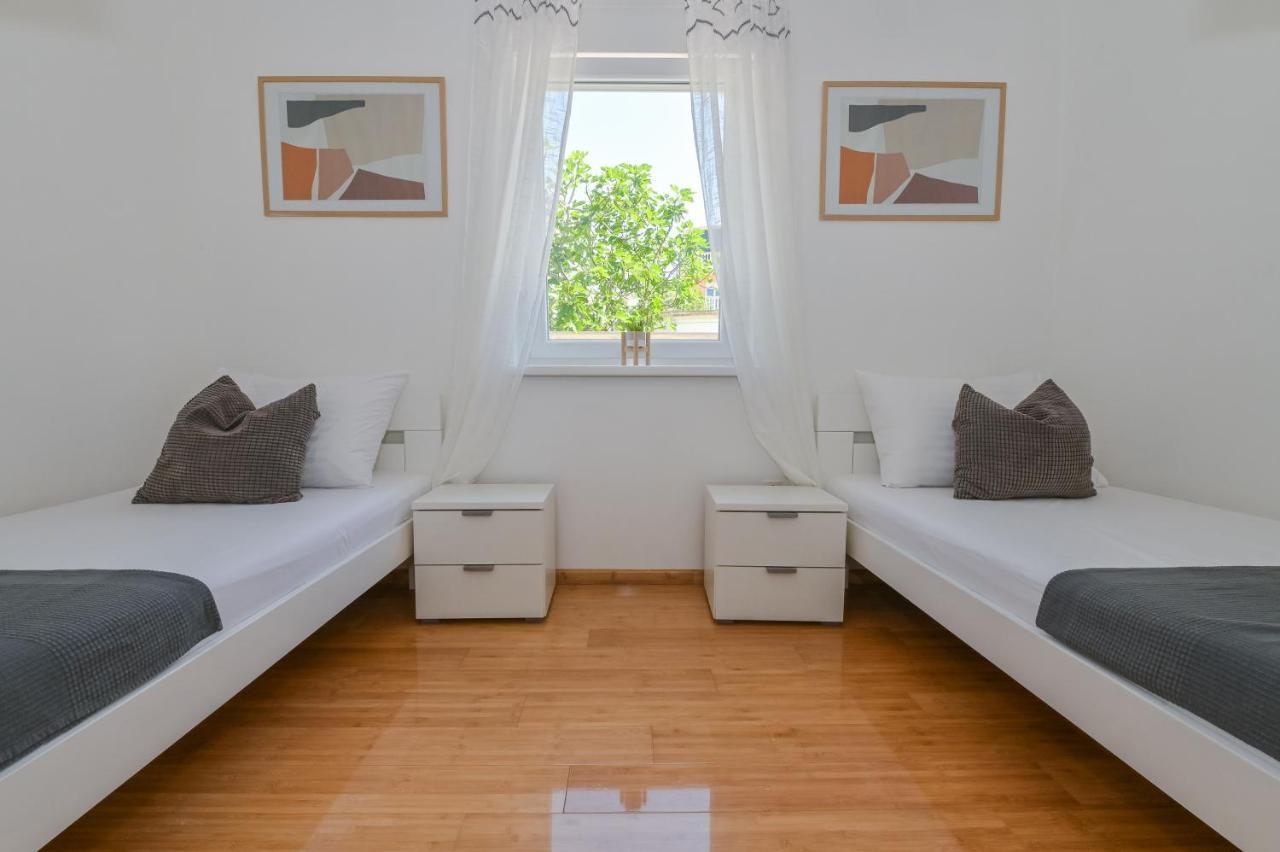 Apartment Funtastic With Private Pool 诺瓦利娅 外观 照片