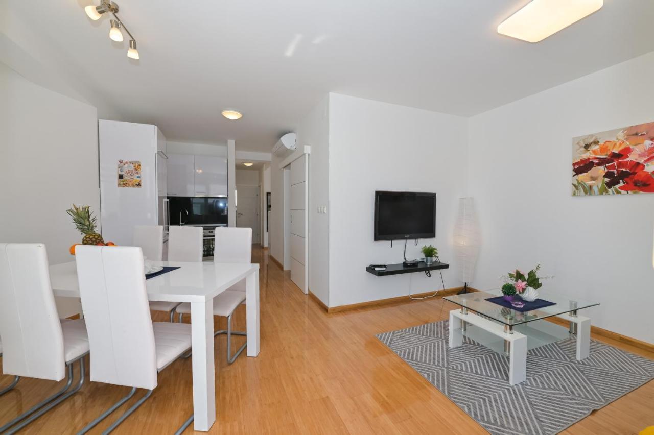 Apartment Funtastic With Private Pool 诺瓦利娅 外观 照片