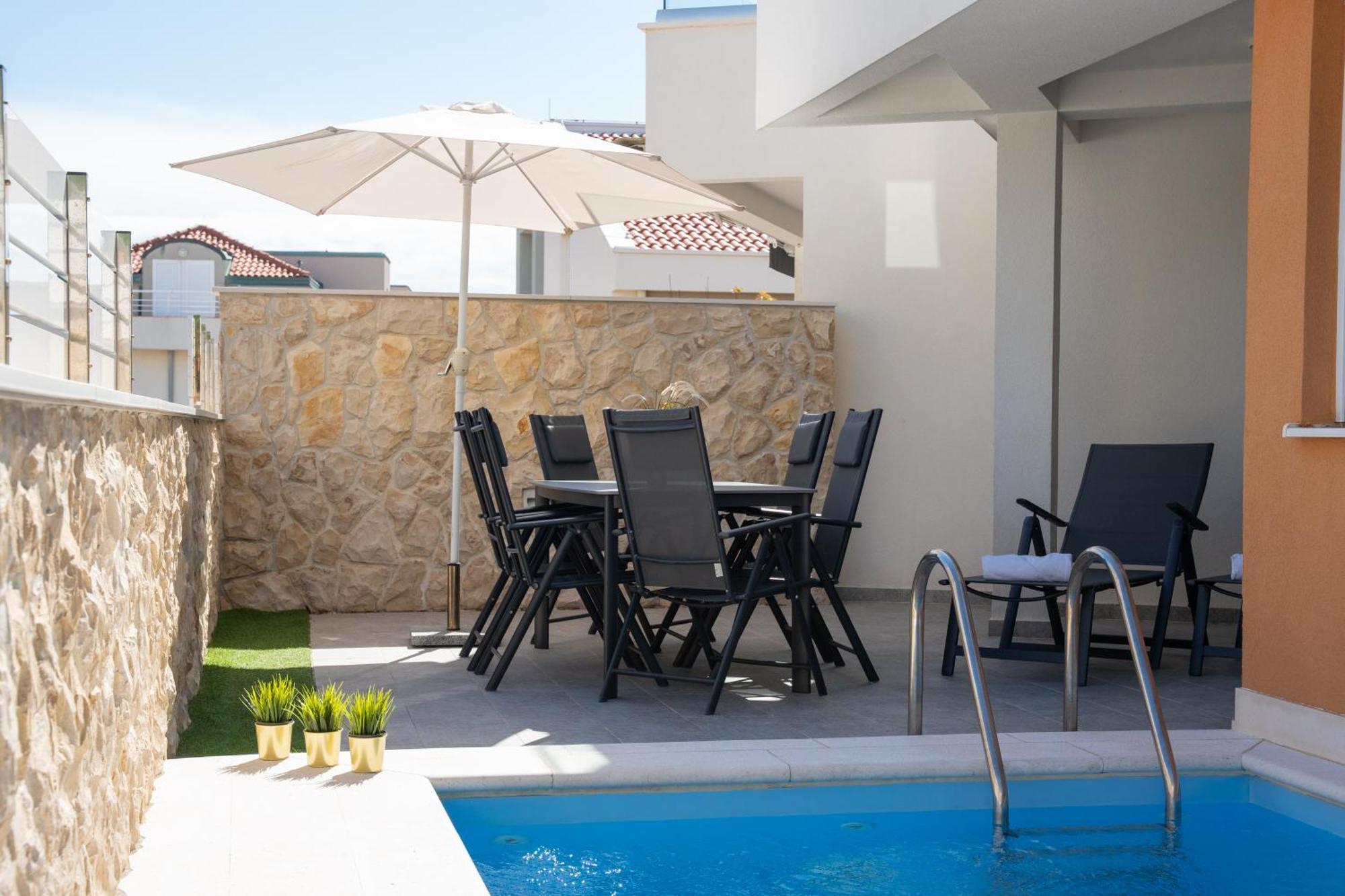 Apartment Funtastic With Private Pool 诺瓦利娅 外观 照片
