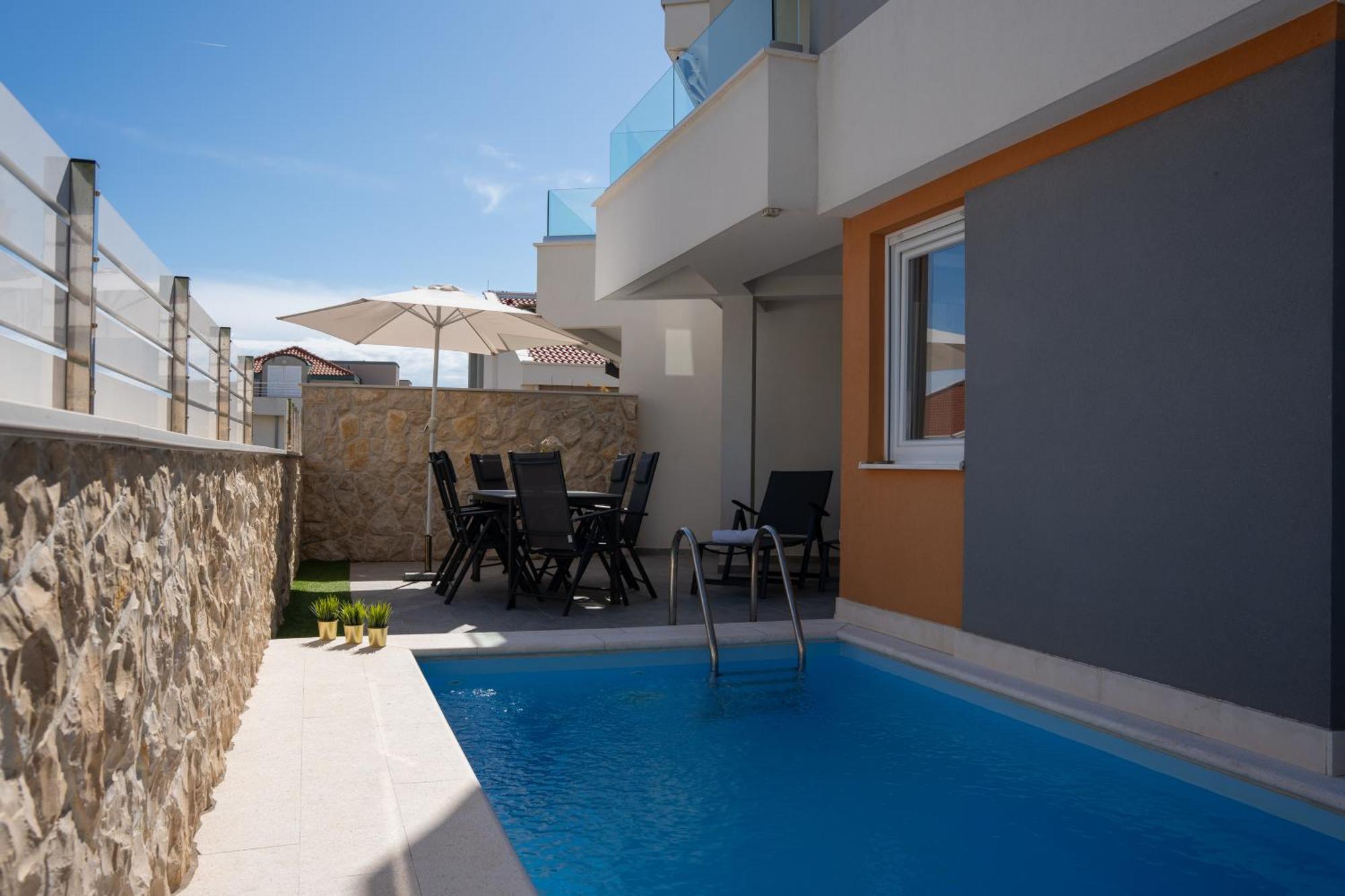Apartment Funtastic With Private Pool 诺瓦利娅 外观 照片